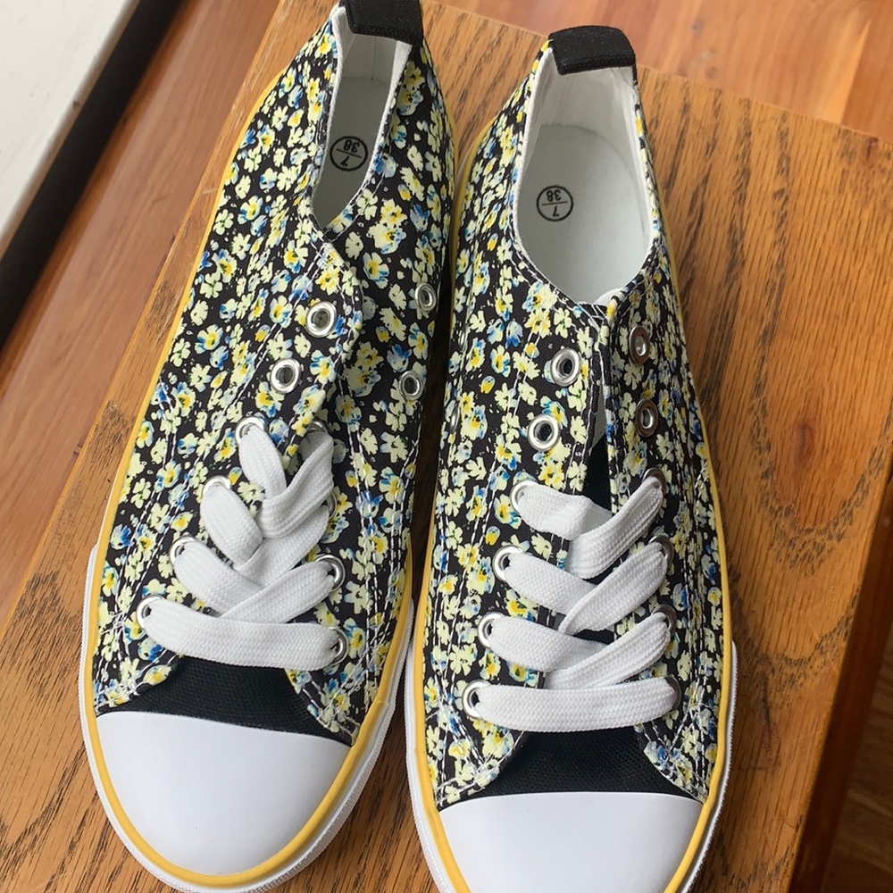 Tennis shoes nwot tiny spring flowers